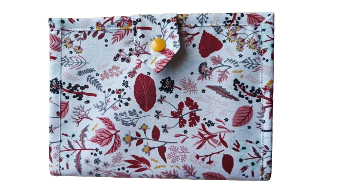 Etui ordonnances et carte vitale - tutoriel et patron 4 Gros plan sur le tissu fleuri rouge et bordeaux de l'étui à ordonnances
